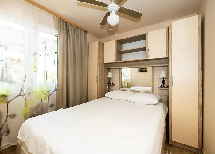Tiho\'S Apartments